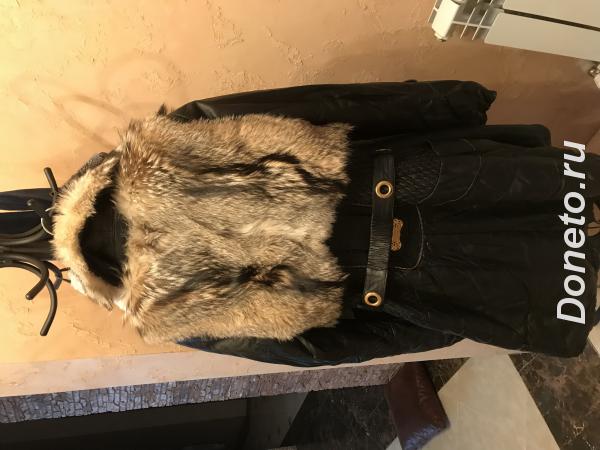 Кожанное пальто с меховой накидкой из волка